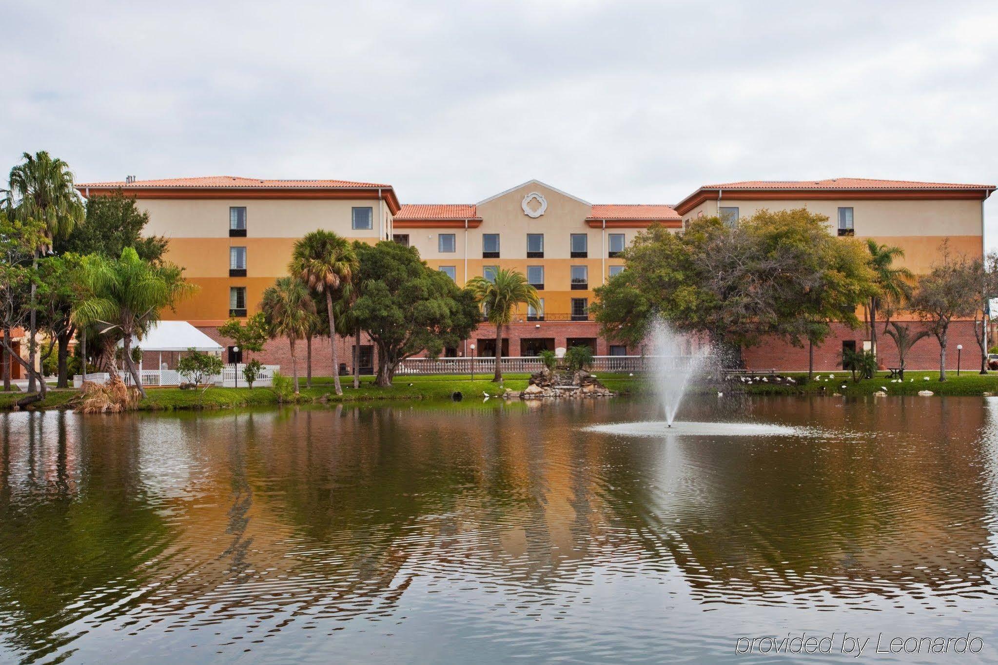 Country Inn & Suites By Radisson, Rj Stadium - Tampa Airport East מראה חיצוני תמונה